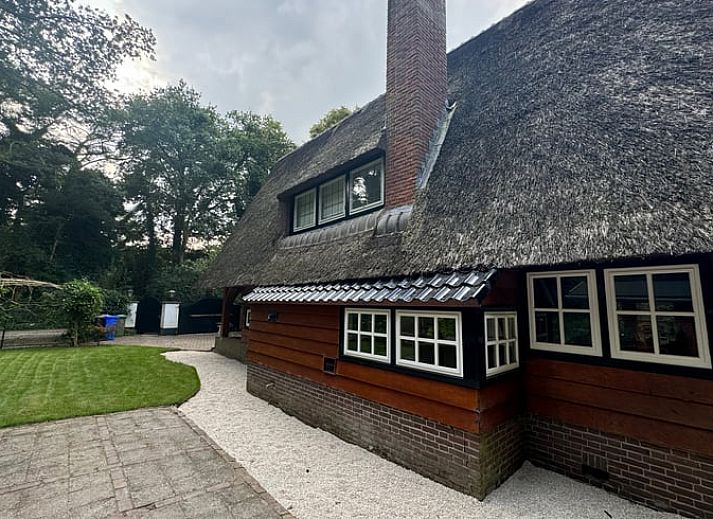Charmant vakantiehuisje in Naarden met rieten dak in Noord-Holland zuid, ideaal voor een ontspannen verblijf.
