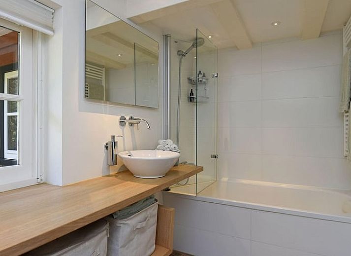 Ruime tuin van vakantiehuisje in Naarden, Noord-Holland zuid, omgeven door weelderig groen en natuur.