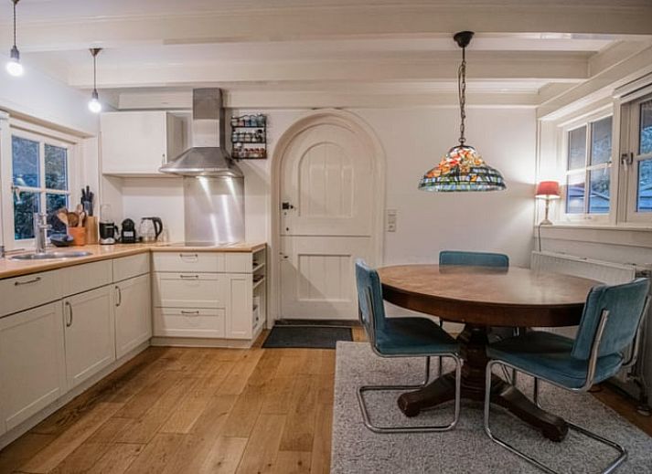 Ruime tuin van vakantiehuisje in Naarden, Noord-Holland zuid, omgeven door weelderig groen en natuur.