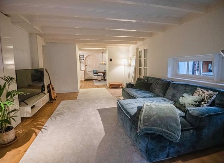 Ruime tuin van vakantiehuisje in Naarden, Noord-Holland zuid, omgeven door weelderig groen en natuur.