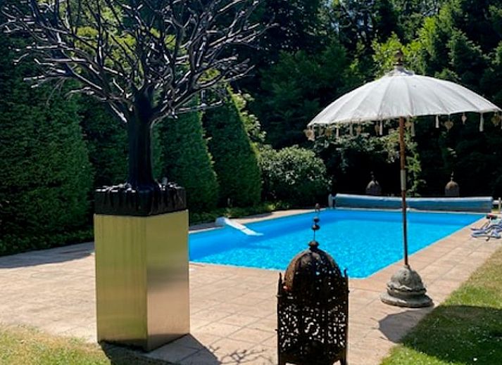 Schwimmbad im Ferienhaus in Naarden, Ferienhaus in Nordholland mit moderner Kunst und Sonnenschirm.