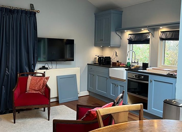 Schwimmbad im Ferienhaus in Naarden, Ferienhaus in Nordholland mit moderner Kunst und Sonnenschirm.