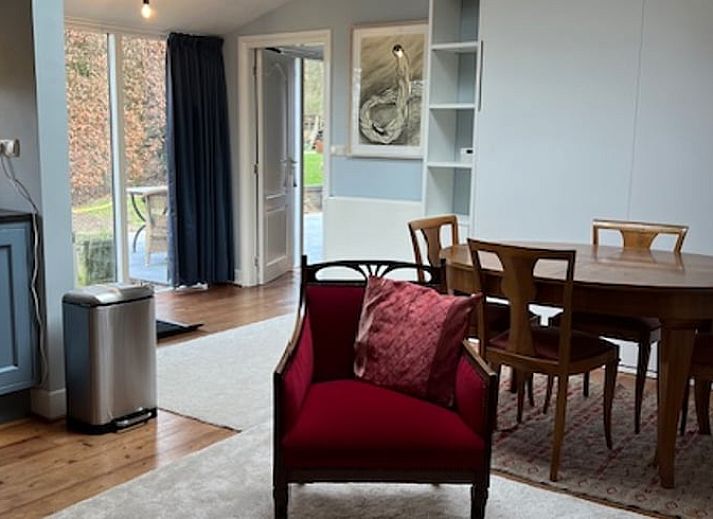 Schwimmbad im Ferienhaus in Naarden, Ferienhaus in Nordholland mit moderner Kunst und Sonnenschirm.