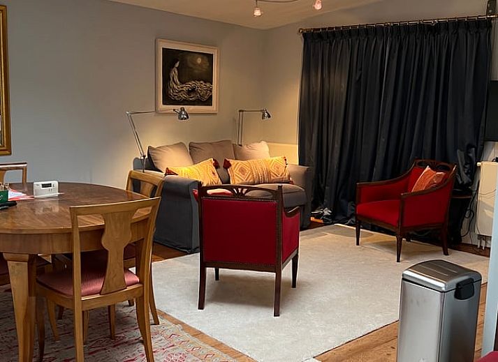 Schwimmbad im Ferienhaus in Naarden, Ferienhaus in Nordholland mit moderner Kunst und Sonnenschirm.