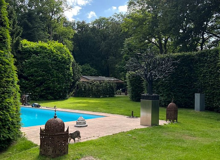 Essecke im Ferienhaus in Naarden, Nordholland mit Holztisch und bequemen Stuehlen.