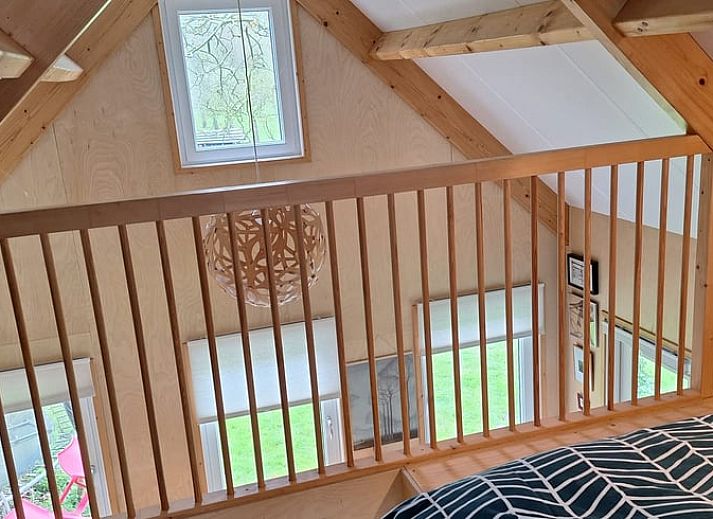 Grosser Rasen im Ferienhaus in 's Graveland, umgeben von Natur in Nordholland.