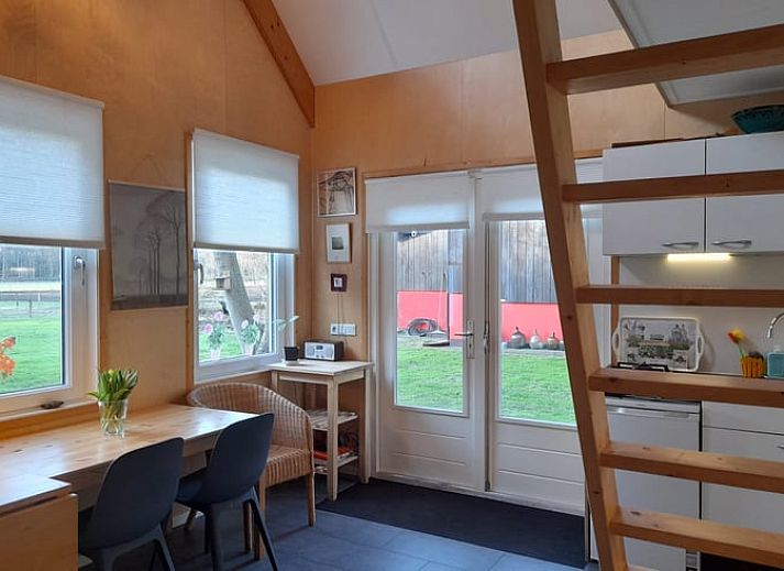 Gemuetliches Wohnzimmer eines Ferienhauses in 's Graveland mit viel Licht in Nordholland.