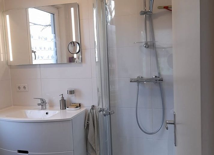 Gemuetliches Wohnzimmer eines Ferienhauses in 's Graveland mit viel Licht in Nordholland.