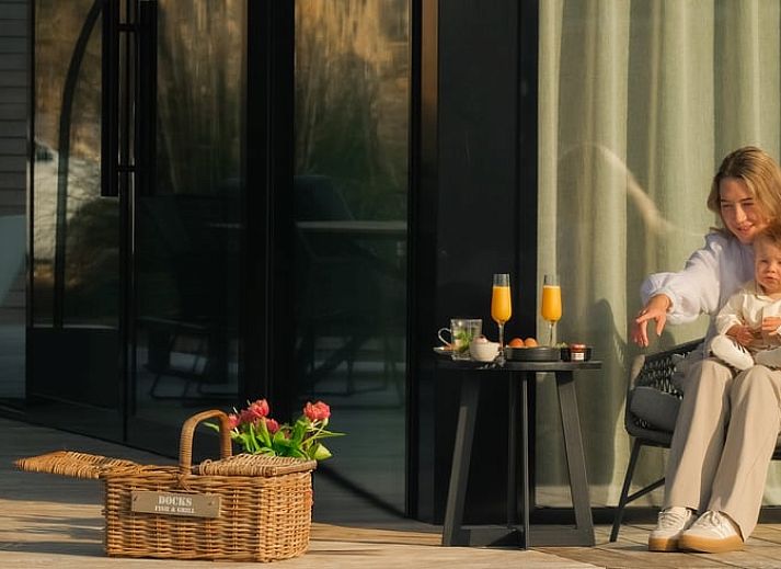 Stijlvol Vakantiehuisje in Kortenhoef met moderne veranda aan het water, Noord-Holland zuid.