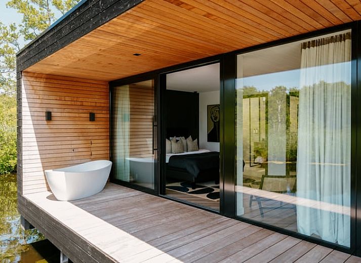 Stijlvol Vakantiehuisje in Kortenhoef met moderne veranda aan het water, Noord-Holland zuid.