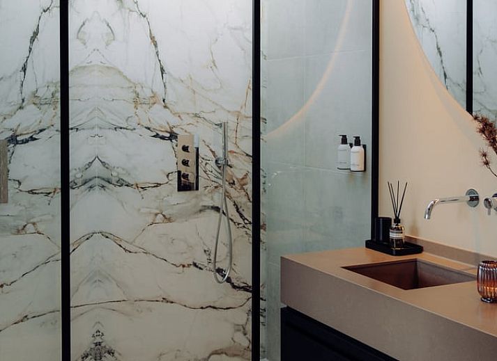 Gezellige slaapkamer in Vakantiehuisje in Kortenhoef, Noord-Holland zuid, met luxe beddengoed.