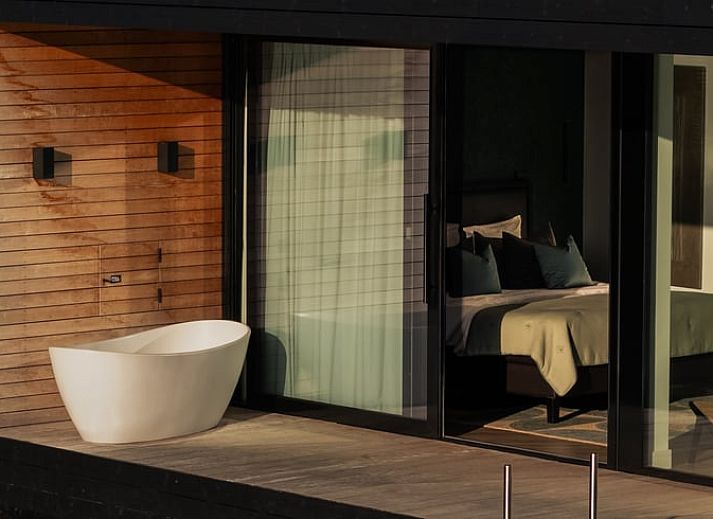 Gezellige slaapkamer in Vakantiehuisje in Kortenhoef, Noord-Holland zuid, met luxe beddengoed.