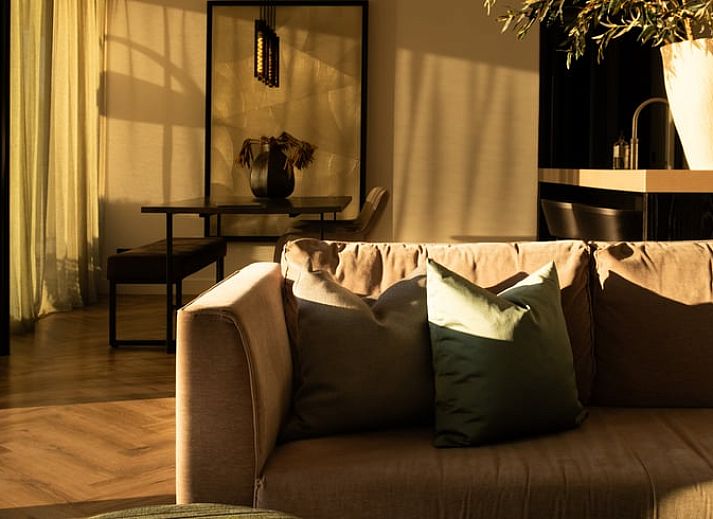 Ontspannen terras bij Vakantiehuisje in Kortenhoef, Noord-Holland zuid, met zitje in de ochtendzon.