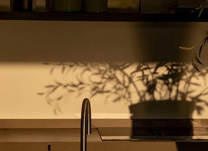 Luxe buitenbad en terras bij Vakantiehuisje in Kortenhoef, Noord-Holland zuid, omringd door natuur.