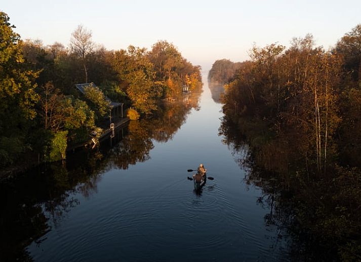 Luxe buitenbad en terras bij Vakantiehuisje in Kortenhoef, Noord-Holland zuid, omringd door natuur.
