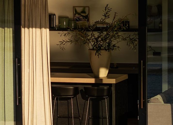 Moderne eetruimte in Vakantiehuisje in Kortenhoef, Noord-Holland zuid, met stijlvolle inrichting.