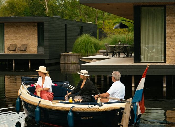 Moderne eetruimte in Vakantiehuisje in Kortenhoef, Noord-Holland zuid, met stijlvolle inrichting.