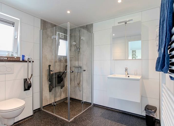 Geniessen Sie den laendlichen Charme im Ferienhaus in Nieuw Vennep, Nordholland, mit grasenden Tieren vor einem rustikalen Ferienhaus.