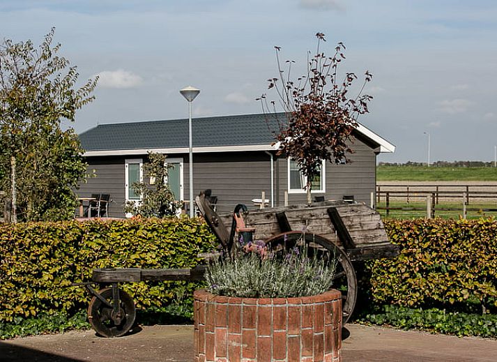Gemuetliches Schlafzimmer in einem Ferienhaus in Nieuw Vennep, Nordholland, mit komfortabler Sitzecke und Fruehstuecksservice.