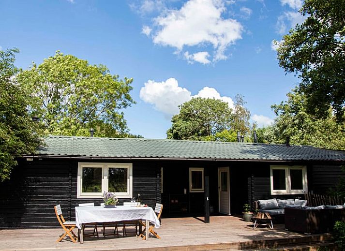 Geniessen Sie die Sonne auf der Terrasse von Holiday home in Amsterdam, einem charmanten Ferienhaus in Nordholland.