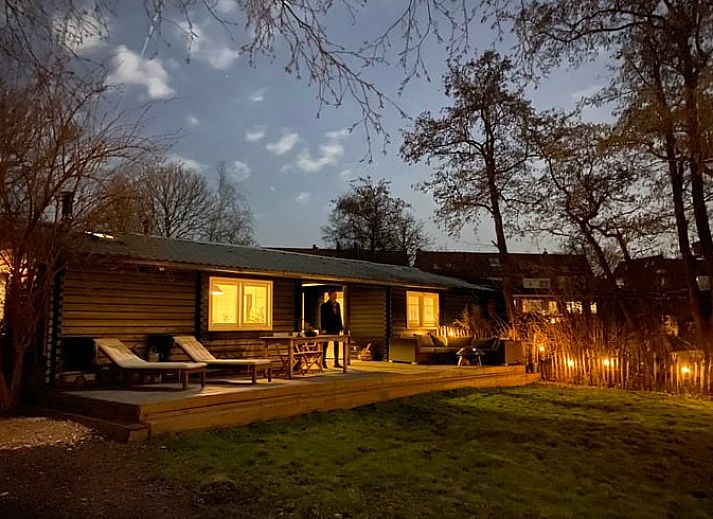 Geniessen Sie die Sonne auf der Terrasse von Holiday home in Amsterdam, einem charmanten Ferienhaus in Nordholland.