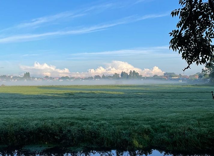 Blick aus dem Esszimmer des Ferienhauses in Amsterdam, gelegen in der schoenen Landschaft von Amsterdam eo.