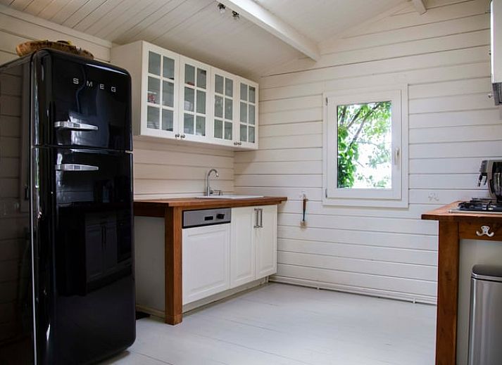 Geraeumige Terrasse im Ferienhaus in Amsterdam, ideal fuer einen erholsamen Urlaub in Nordholland.