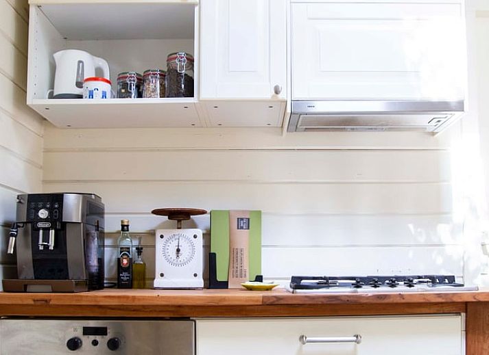 Geraeumige Terrasse im Ferienhaus in Amsterdam, ideal fuer einen erholsamen Urlaub in Nordholland.