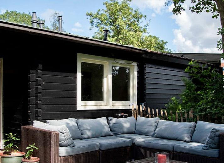 Gemuetliche Sitzecke im Freien in Holiday home in Amsterdam, einem idyllischen Ferienhaus in Amsterdam eo.