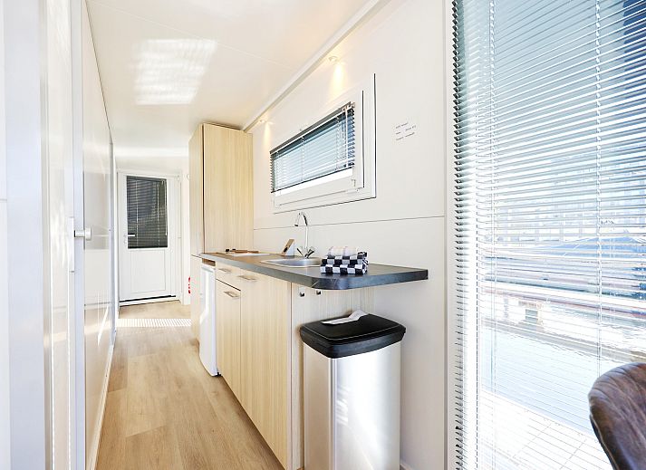 Guest house 510145 - Boat Amsterdam eo - Houseboat with roof terrace and balcony (4 pers) "De Hoop"