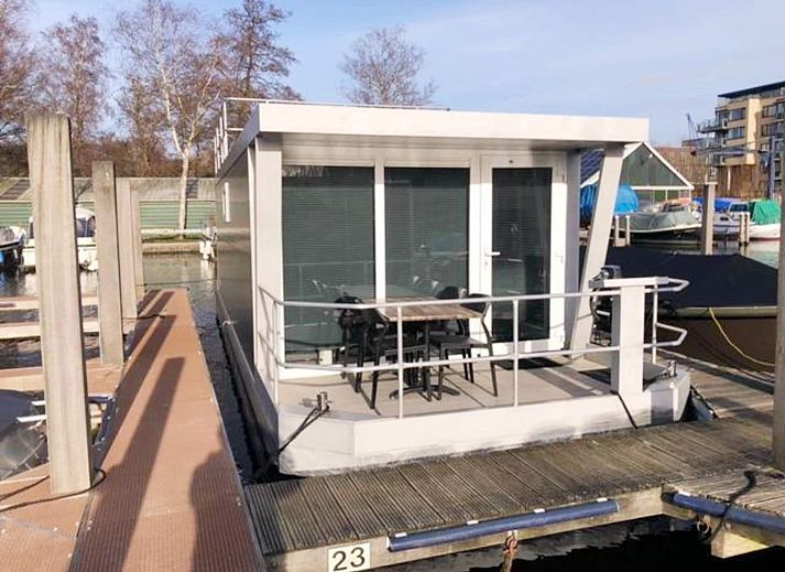 Guest house 510145 - Boat Amsterdam eo - Houseboat with roof terrace and balcony (4 pers) "De Hoop"