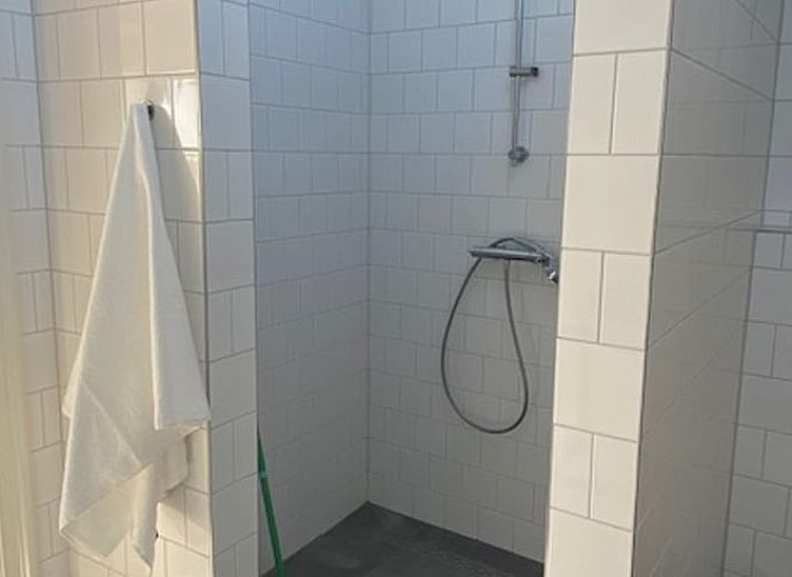 Gezellige woonkamer en slaapkamer in Vakantiehuis in Uitdam, Amsterdam eo, Noord-Holland, met comfortabele banken en een uitnodigende sfeer.