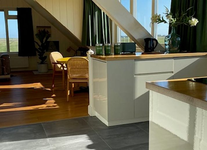 Gezellige woonkamer en slaapkamer in Vakantiehuis in Uitdam, Amsterdam eo, Noord-Holland, met comfortabele banken en een uitnodigende sfeer.