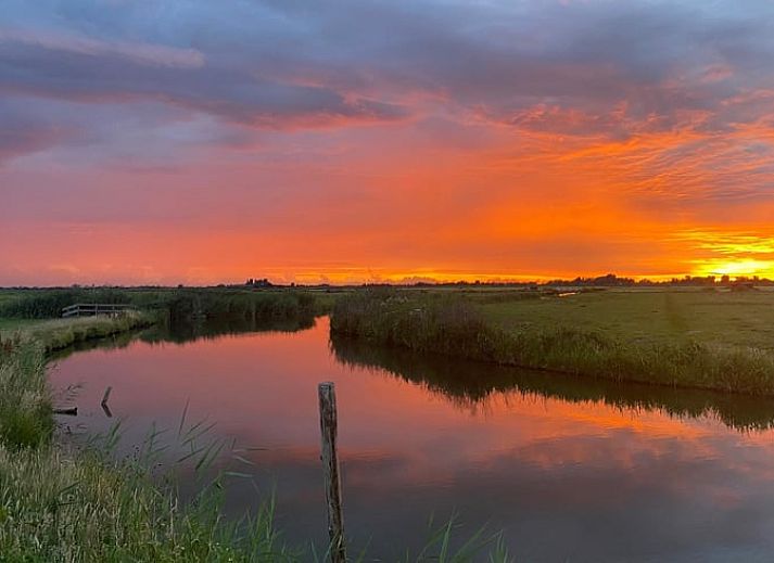 Moderne keuken in Vakantiehuis in Uitdam, Amsterdam eo, Noord-Holland met uitzicht op groene weiden en helderblauwe lucht.
