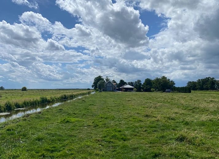 Moderne keuken in Vakantiehuis in Uitdam, Amsterdam eo, Noord-Holland met uitzicht op groene weiden en helderblauwe lucht.