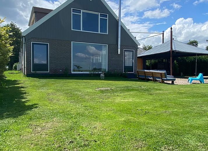 Moderne keuken in Vakantiehuis in Uitdam, Amsterdam eo, Noord-Holland met uitzicht op groene weiden en helderblauwe lucht.