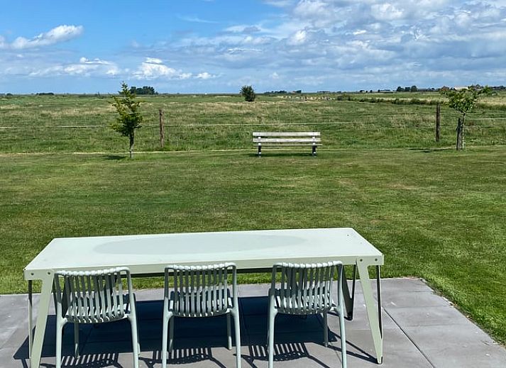 Lichte woonkamer in Vakantiehuis in Uitdam, Amsterdam eo, Noord-Holland met uitzicht op het landschap, ideaal voor ontspannen verblijf.