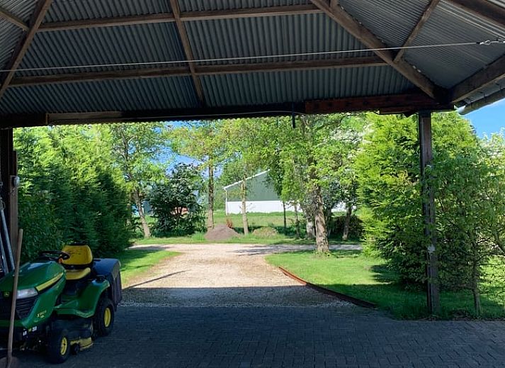 Lichte woonkamer in Vakantiehuis in Uitdam, Amsterdam eo, Noord-Holland met uitzicht op het landschap, ideaal voor ontspannen verblijf.