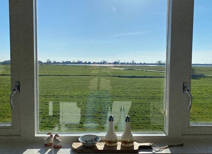 Lichte woonkamer in Vakantiehuis in Uitdam, Amsterdam eo, Noord-Holland met uitzicht op het landschap, ideaal voor ontspannen verblijf.