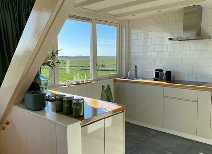 Adembenemende zonsondergang bij Vakantiehuis in Uitdam, gelegen in de rustige omgeving van Amsterdam, Noord-Holland.