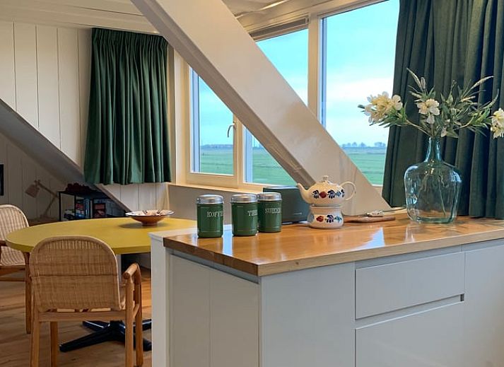 Adembenemende zonsondergang bij Vakantiehuis in Uitdam, gelegen in de rustige omgeving van Amsterdam, Noord-Holland.