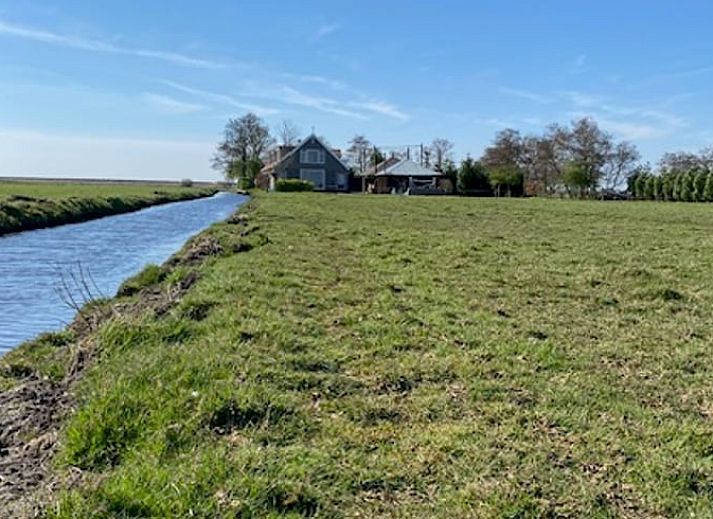 Adembenemende zonsondergang bij Vakantiehuis in Uitdam, gelegen in de rustige omgeving van Amsterdam, Noord-Holland.