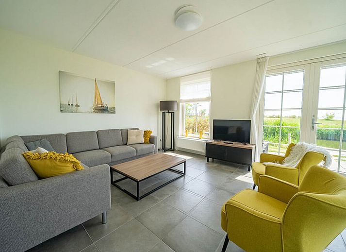 Chalet in Uitdam, Amsterdam eo, Noord-Holland met moderne uitstraling aan het water.