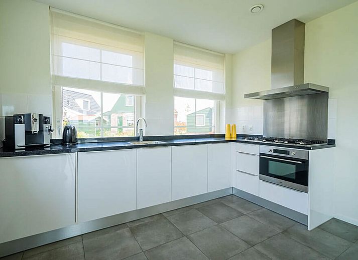 Chalet in Uitdam, Amsterdam eo, Noord-Holland met moderne uitstraling aan het water.