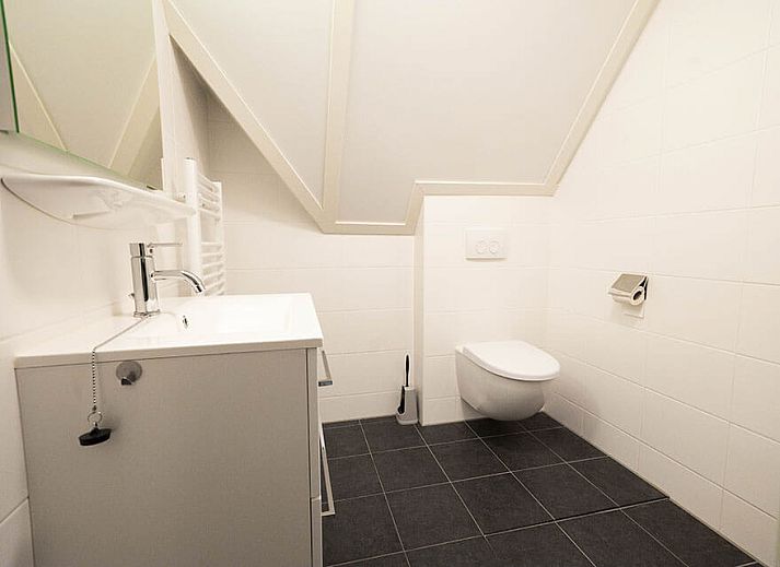 Ruime eetkamer in Chalet in Uitdam, Amsterdam eo, Noord-Holland met uitzicht op de tuin.