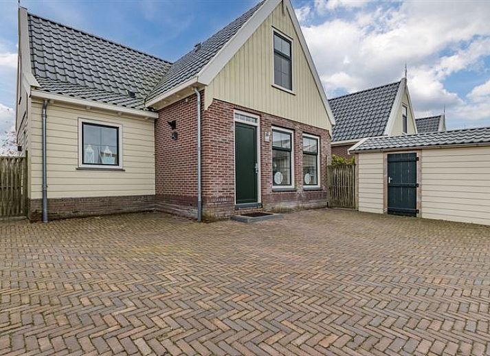 Charmant vakantiehuis bij Europarcs Poort van Amsterdam in Uitdam, Noord-Holland met ruime oprit en traditionele architectuur.