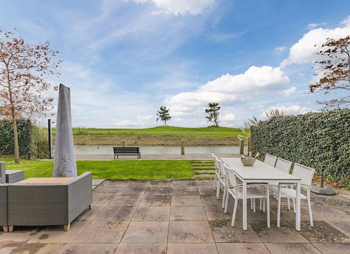 Charmant vakantiehuis bij Europarcs Poort van Amsterdam in Uitdam, Noord-Holland met ruime oprit en traditionele architectuur.