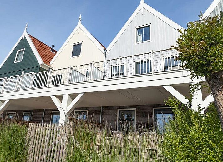 Ferienhaus Markermeer 8 in Uitdam, Amsterdam eo, mit traditionellen Giebeln und grosser Veranda, ideal fuer einen erholsamen Aufenthalt in Nordholland.