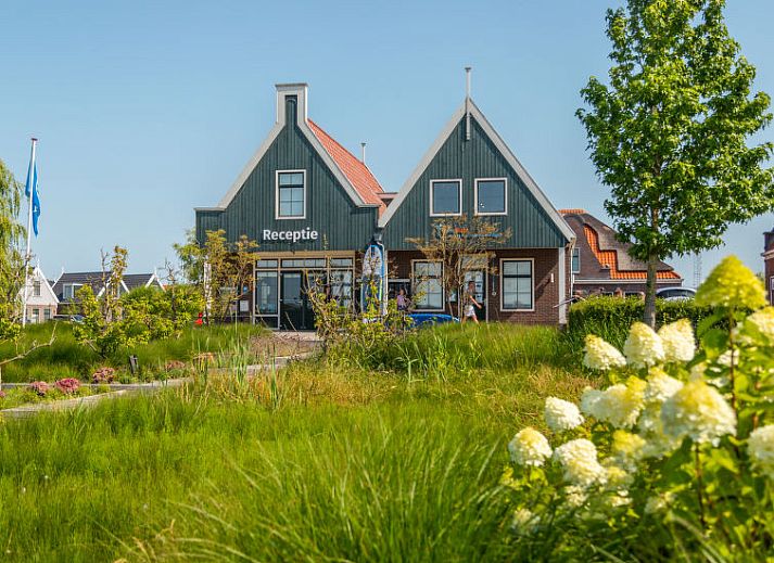 Vakantiehuis Westertoren Sauna 12 in EuroParcs Poort van Amste, gelegen in Uitdam, Amsterdam eo, biedt een prachtig uitzicht op het water.