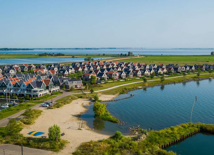 Vakantiehuis Westertoren Sauna 12 in EuroParcs Poort van Amste, gelegen in Uitdam, Amsterdam eo, biedt een prachtig uitzicht op het water.